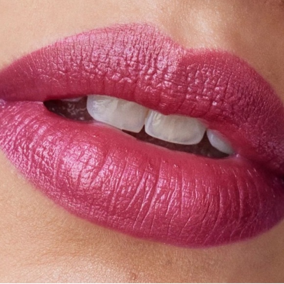 Clinique Makeup 4pc Set - Picture 8 of 9